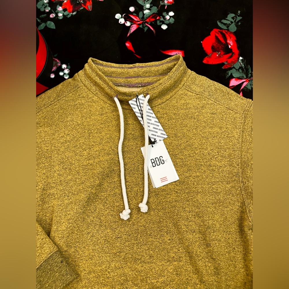 URBAN OUTFITTERS Cropped Sweat Shirt NWT Dark Yellow with Highlights. Size Large - Picture 2 of 3